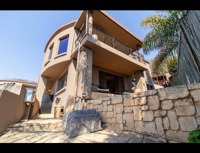 4 BEDROOM TOWNHOUSE FOR SALE IN GLENVISTA